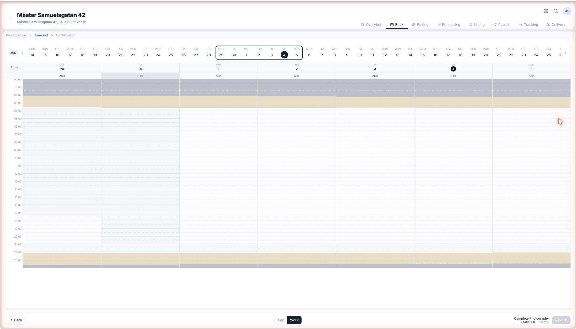 Photographer booking calendar in Zappwise Studio: a week view where agents pick an available time slot